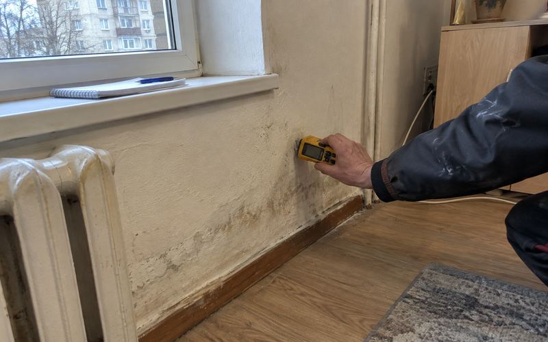 Mitruma mērīšana uz sienas ar mērinstrumentu